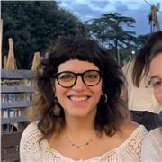 Giovane insegnante di storia dell'arte impartisce lezioni private